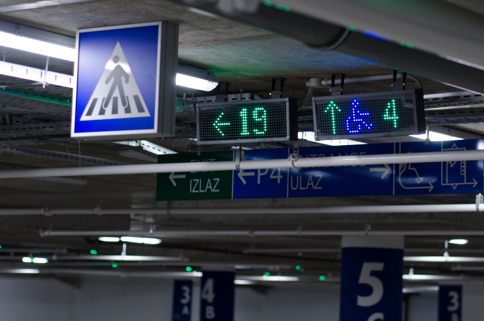 Guidance displays in a parking garage