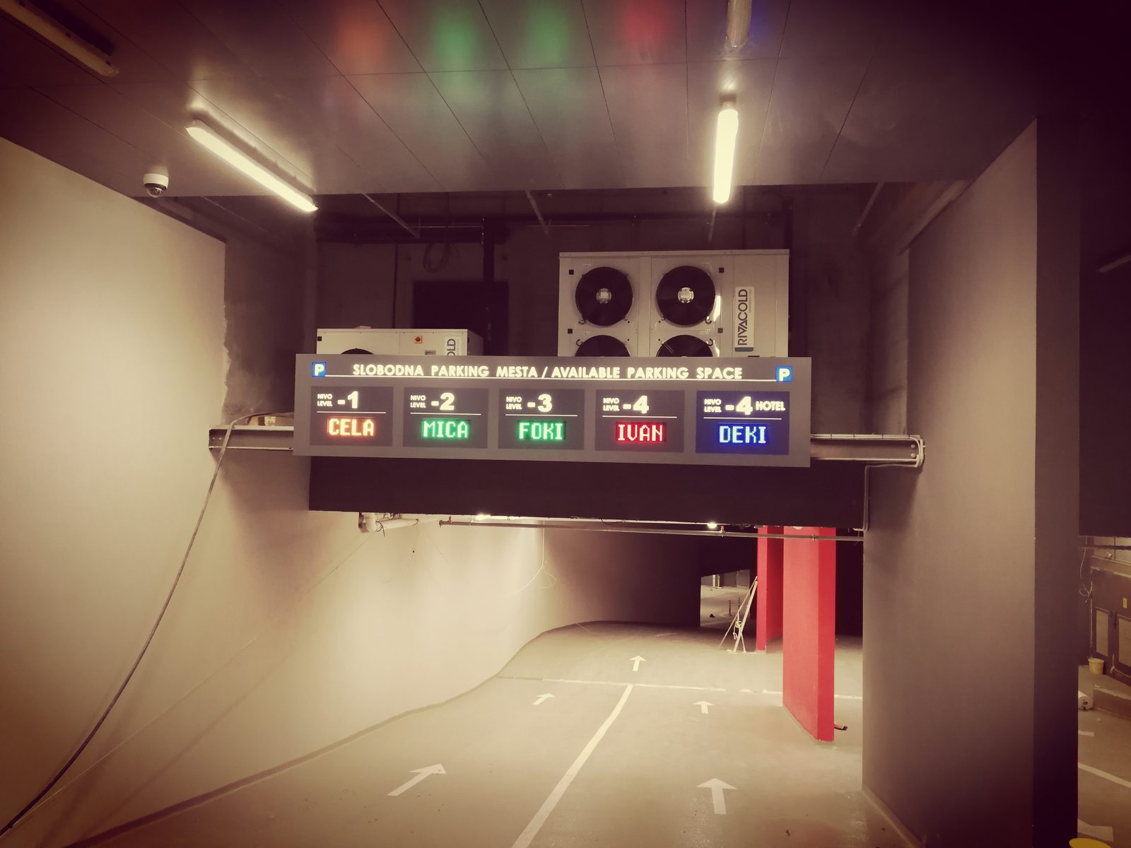Garage entrance with availability per level