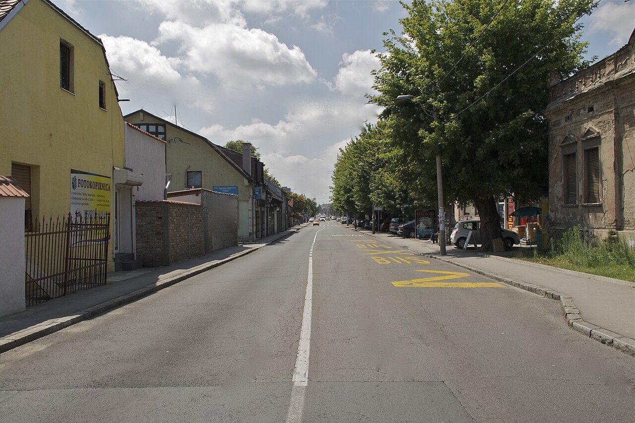 Tošin bunar street before the reversible lane system